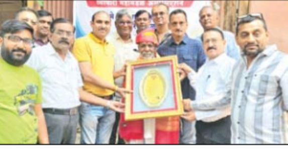 70 वर्षाें तक बाजार की सेवा करने वाले गुणाजी खाेपड़े सम्मानित